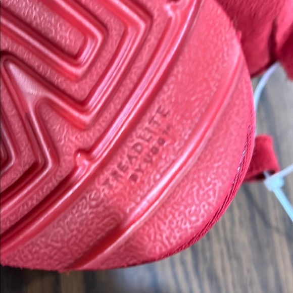 UGG Red Kids Shoes size 3 - Picture 6 of 7